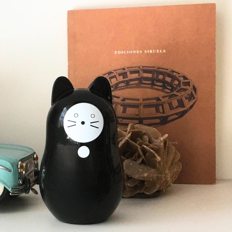 Daruma-Neko in Black - Achieve Your Goal - Good Life